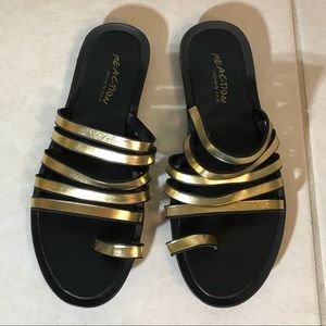 ☀️Kenneth Cole hold strappy summer slides!